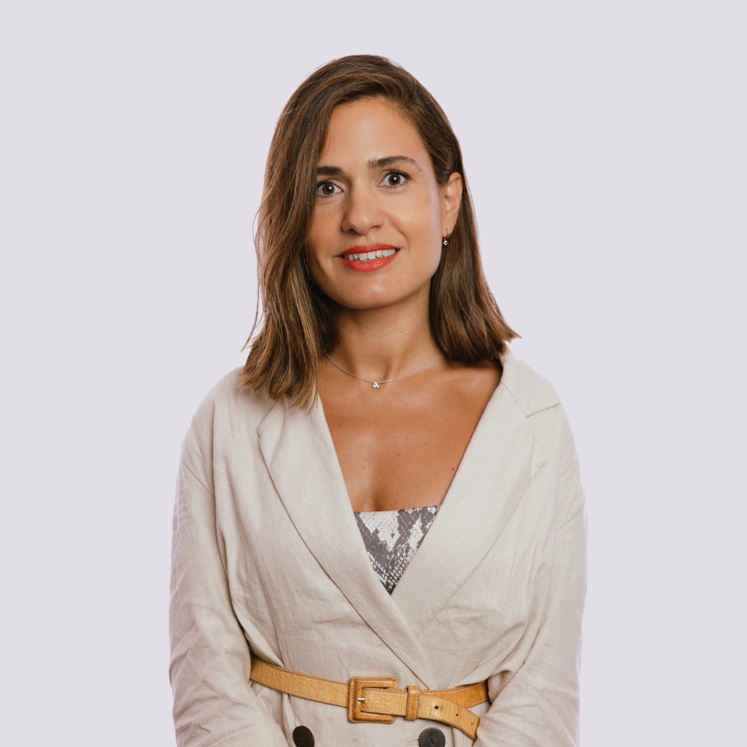 alejandra-square-blue-bg